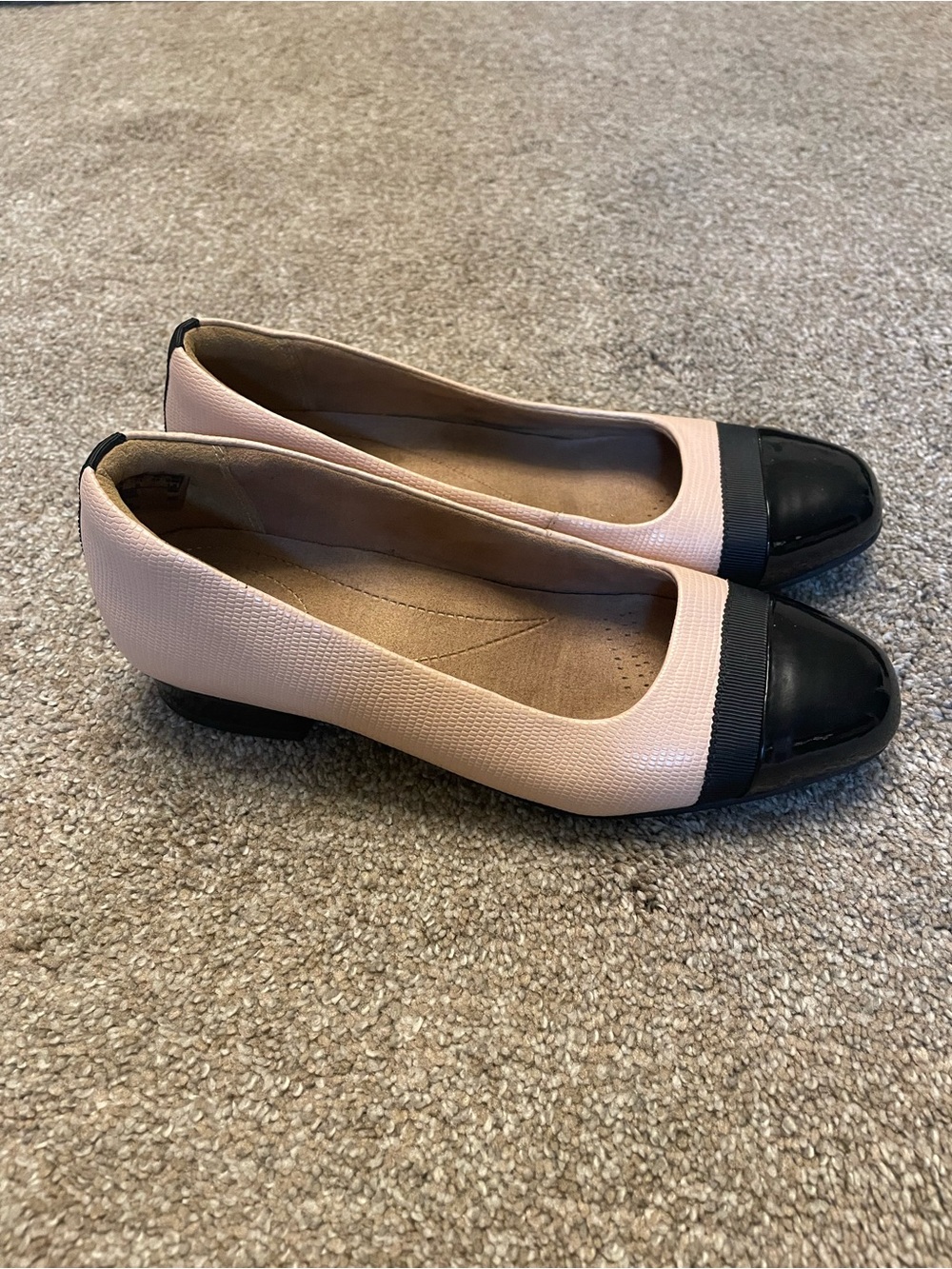 Clark’s Two tone  Dress Flats in Dusty Pink Leather W/Black patent Cap Toe 7.5